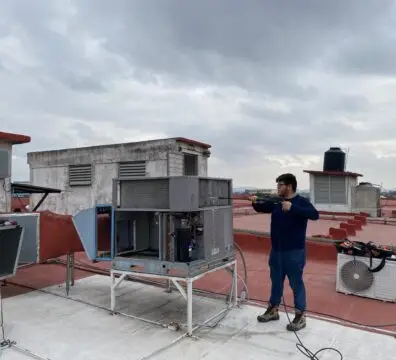 Técnico realizando mantenimiento