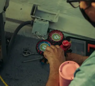 Técnico revisando presiones de refrigerante